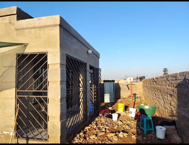 2 BEDROOM HOUSE FOR SALE IN LENASIA EXT 2